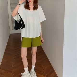 Elbow-sleeve Slit T-shirt / Pleated Shorts