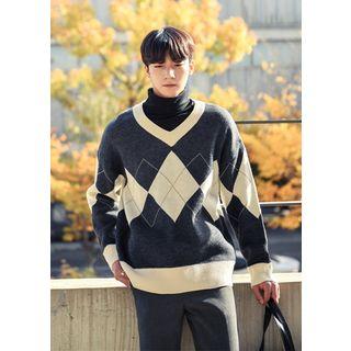 V-neck Argyle Patterned Knit Top