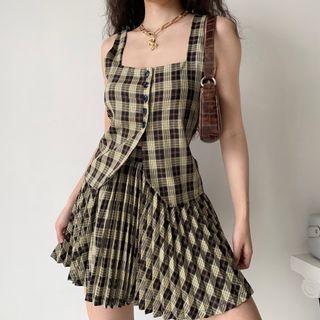 Sleeveless Plaid Single-breasted Top / High-waist Plaid A-line Pleated Skirt