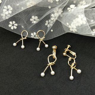 Knot Ear Stud / Clip-on Earring
