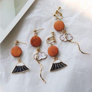 Non-matching Wooden Disc Alloy Mount Fuji & Cloud Dangle Earring