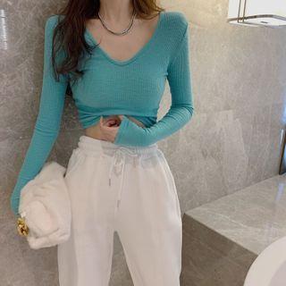Plain V-neck T-shirt / High-waist Jogger Pants