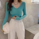 Plain V-neck T-shirt / High-waist Jogger Pants