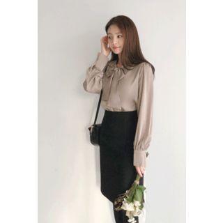 Beribboned Frill-neck Crepe Blouse Gray - One Size
