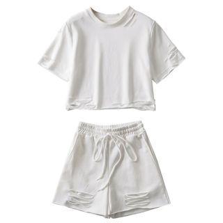 Short-sleeve T-shirt / Distressed Shorts