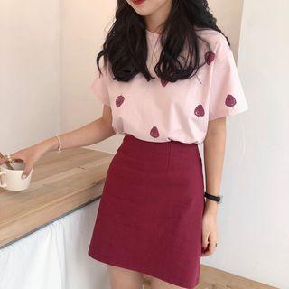 Strawberry-print T-shirt / A-line Skirt