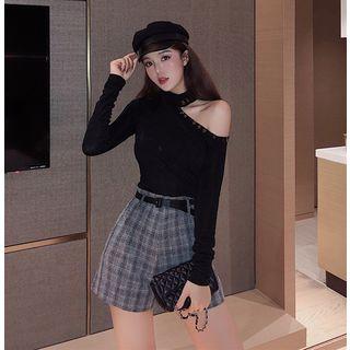 Cold Shoulder Long-sleeve T-shirt / Plaid Shorts