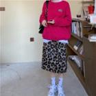 Long-sleeve Printed Sweatshirt / Leopard Print Slit Skirt