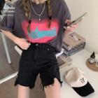 Short-sleeve Lettering T-shirt / Distressed Denim Shorts