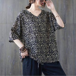 Short-sleeve V-neck Print Loose-fit Top Khaki & Dark Blue - One Size