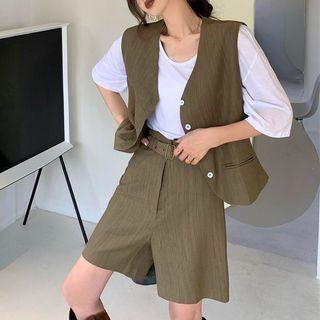 V-neck Loose-fit Vest / Short-sleeve T-shirt / Wide-leg Shorts