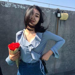 Plain Ruffle V-neck Bell-sleeve Top
