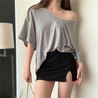 Elbow-sleeve V-neck T-shirt / Pencil Skirt