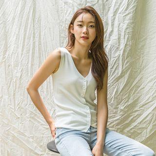 V-neck Sleeveless Buttoned Knit Top