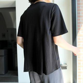 Round-neck Pintuck T-shirt