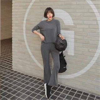 Set: Round-neck T-shirt + Boot-cut Sweatpants