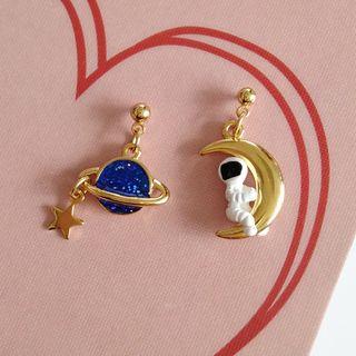 Non-matching Astronaut & Planet Drop Earring