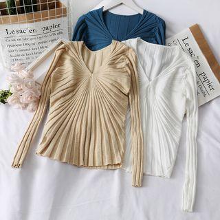 Embossed V-neck Knit Top
