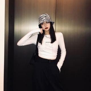 Letter Embroidered Chain Cropped T-shirt