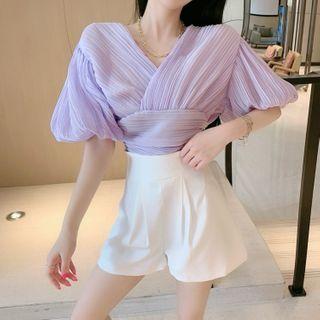 Short-sleeve V-neck Blouse / Wide-leg Shorts