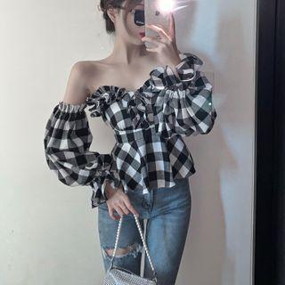 Bell-sleeve Off-shoulder Gingham Blouse / Distressed Skinny Jeans