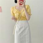 Frilled V-neck Short-sleeve Slim-fit T-shirt / Floral A-line Skirt