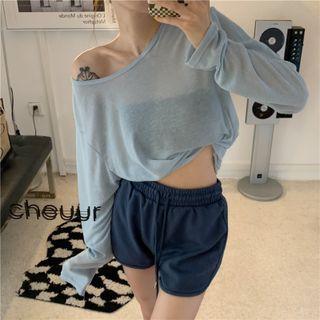 Long-sleeve Cropped T-shirt / High-waist Shorts