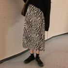 Plain Long-sleeve T-shirt / Zebra Midi Skirt
