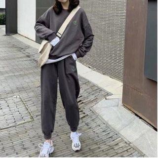 Set: Logo Sweatshirt + Sweatpants