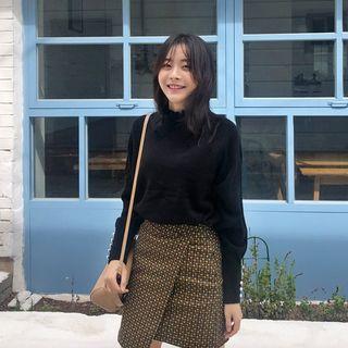 Faux-pearl Button Frilled Mock-neck Sweater