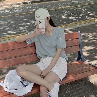 Basic V-neck Relaxed-fit T-shirt