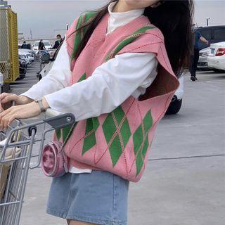 V-neck Argyle Sweater Vest / Long-sleeve Mock-neck Top