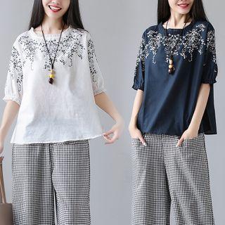 Short-sleeve Embroidered Top / Gingham Capri Pants / Set