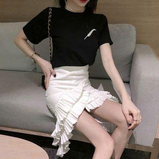 Set: Short-sleeve T-shirt / Asymmetric Fitted Skirt