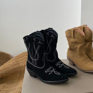Embroidered Pointed-toe Desert Boots