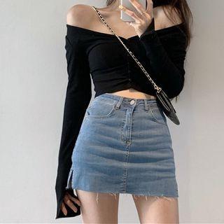 Off-shoulder V-neck Crop T-shirt