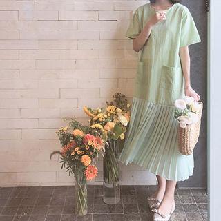 Crew-neck Pocket-detail Pleated-hem Dress