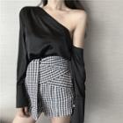 Long-sleeve Off-shoulder Top / Tie-waist Check Shorts