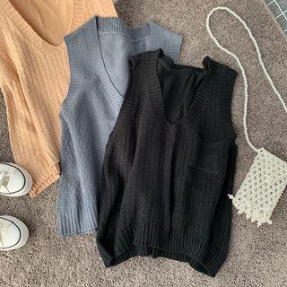 Pocket Detail V-neck Knit Vest