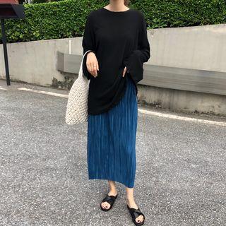 Plain Long-sleeve T-shirt / Pleated Midi Skirt