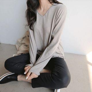 V-neck Slit-hem T-shirt