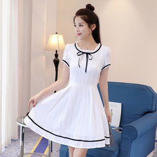 Short-sleeve Contrast Trim Frilled Dress