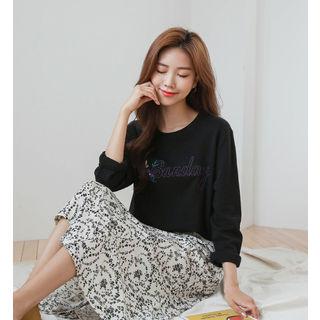 Sunday Flower-embroidered T-shirt