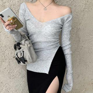 Long-sleeve V-neck Side-slit Knit Top