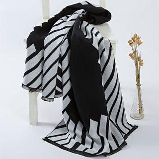 Contrast Patterned Scarf