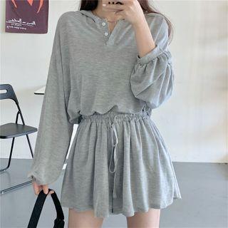 Long Sleeve Hooded T-shirt / Wide Leg Shorts