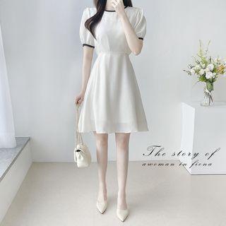 Contrast-piping Flare Dress