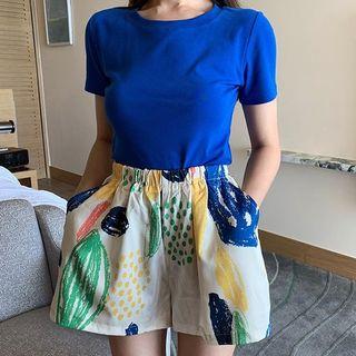 Plain Short-sleeve T-shirt / Printed Wide-leg Shorts
