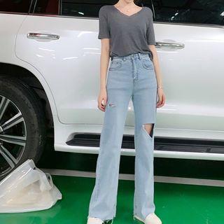 V-neck Short-sleeve T-shirt / Wide Leg Jeans