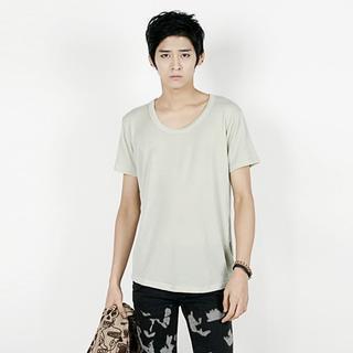 Short-sleeve U-neck T-shirt